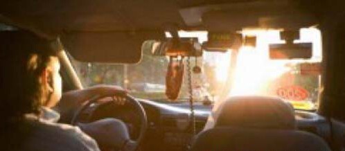 圖3 眩光不僅造成人眼不適且大大降低了夜間駕車的安全系數(shù)