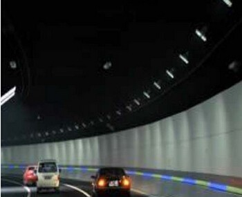 圖2 隧道照明墻面有明顯的斑馬線