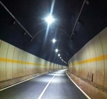 圖1 隧道照明路面有明顯的斑馬線