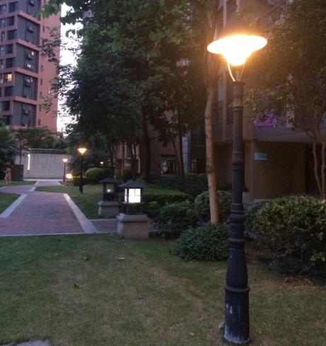 七度照明小區(qū)庭院燈安裝現(xiàn)場(chǎng)亮燈圖片效果