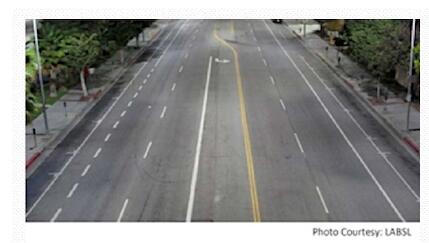 在緊急情況下,冷白街燈提供更好的視覺靈敏度