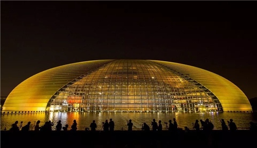 十一黃金周開啟重大節(jié)日等級(jí)照明的國(guó)家大劇院