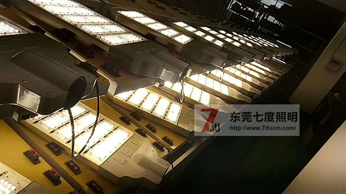 東莞七度照明模組式大功率led路燈頭批量老化