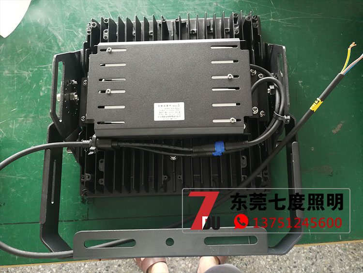 戶外大功率模組式LED投光燈400W背面接線頭實拍圖片